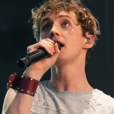 Troye Sivan Autograph Profile