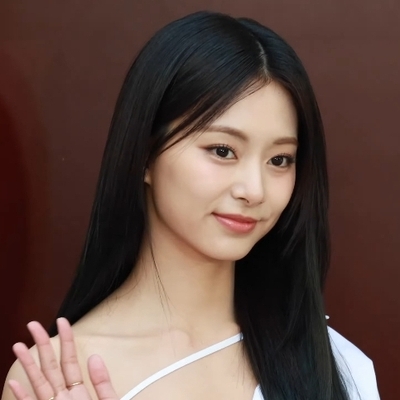 Tzuyu Autograph Profile