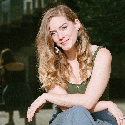 Victoria Hogan Autograph Profile