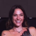Violett Beane