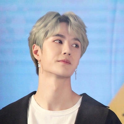 Wang Yibo Autograph Profile