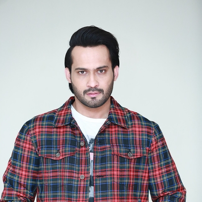 Waqar Zaka Autograph Profile