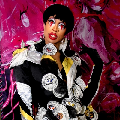 Yvie Oddly Autograph Profile