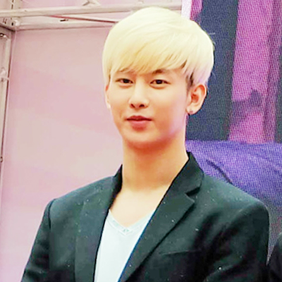 Zhou Yixuan Autograph Profile