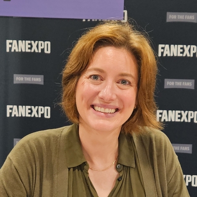 Zoe Perry Autograph Profile