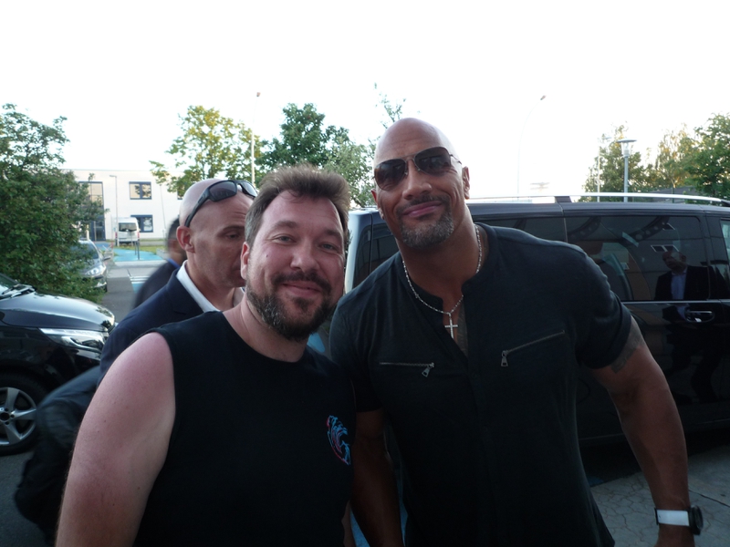 Dwayne Johnson Photo with RACC Autograph Collector RB-Autogramme Berlin