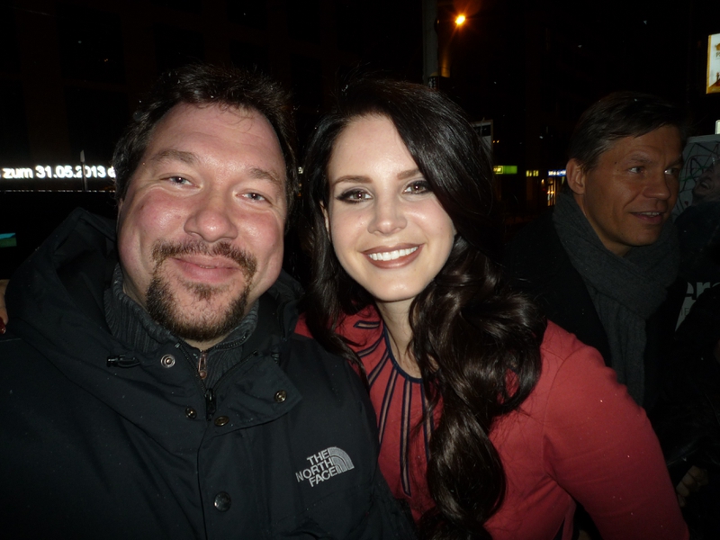 Lana Del Rey Photo with RACC Autograph Collector RB-Autogramme Berlin