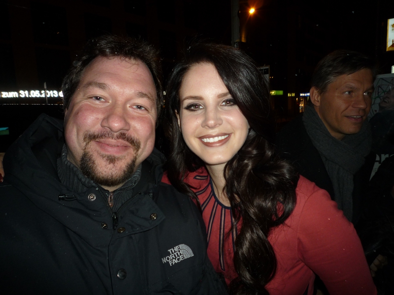 Lana Del Rey Photo with RACC Autograph Collector RB-Autogramme Berlin Lana Del Rey Photo with RACC Autograph Collector RB-Autogramme Berlin