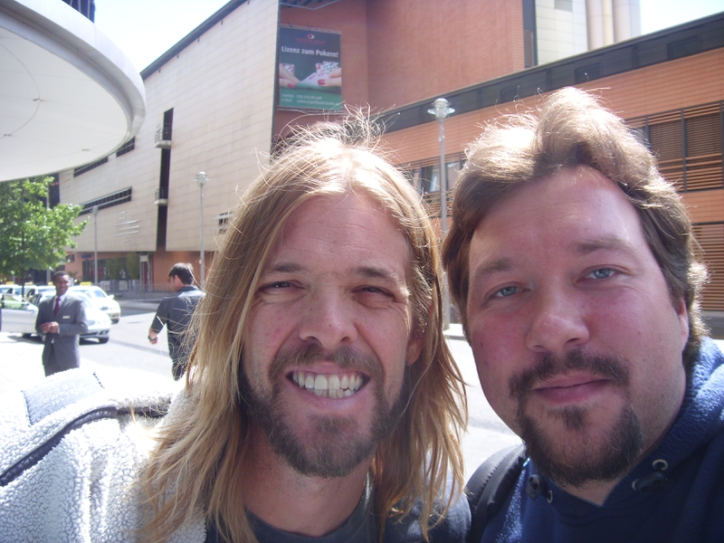 Taylor Hawkins Photo with RACC Autograph Collector RB-Autogramme Berlin Taylor Hawkins Photo with RACC Autograph Collector RB-Autogramme Berlin