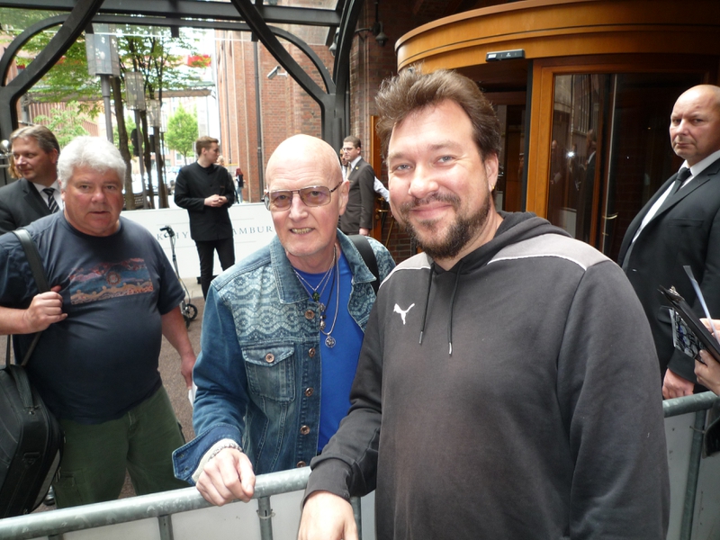 Chris Slade Photo with RACC Autograph Collector RB-Autogramme Berlin Chris Slade Photo with RACC Autograph Collector RB-Autogramme Berlin