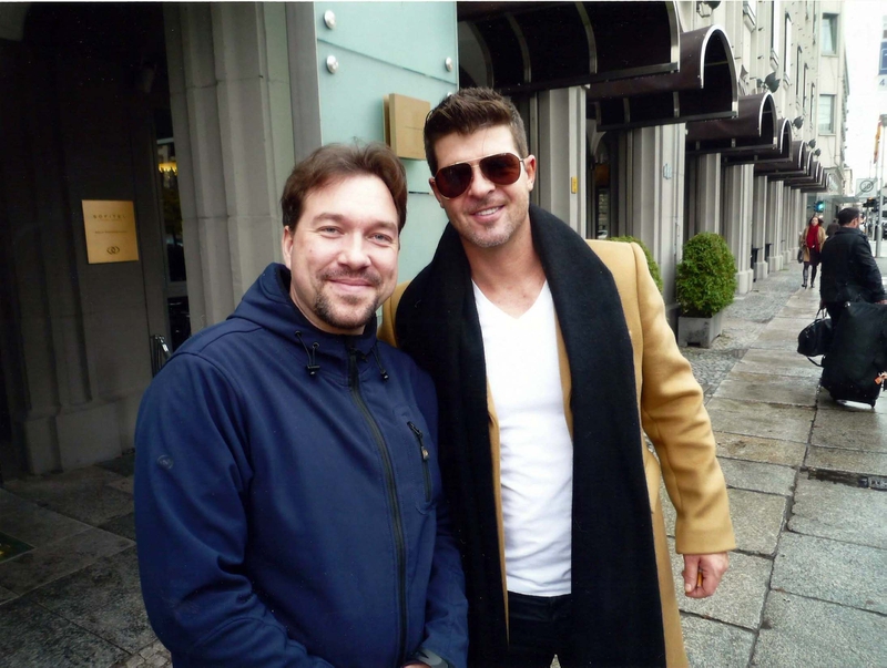 Robin Thicke Photo with RACC Autograph Collector RB-Autogramme Berlin Robin Thicke Photo with RACC Autograph Collector RB-Autogramme Berlin