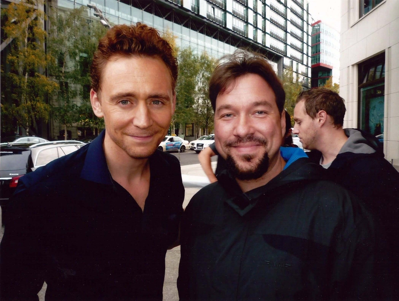 Tom Hiddleston Photo with RACC Autograph Collector RB-Autogramme Berlin