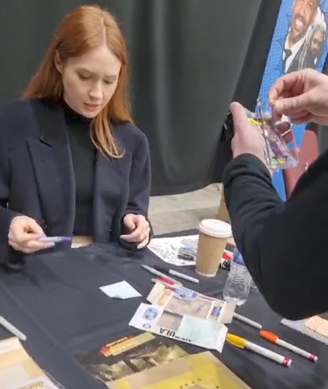 Karen Gillan Signing Autograph for RACC Autograph Collector Abz Autographs