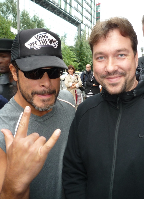 Robert Trujillo Photo with RACC Autograph Collector RB-Autogramme Berlin Robert Trujillo Photo with RACC Autograph Collector RB-Autogramme Berlin