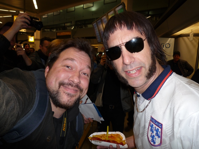 Sacha Baron Cohen Photo with RACC Autograph Collector RB-Autogramme Berlin Sacha Baron Cohen Photo with RACC Autograph Collector RB-Autogramme Berlin
