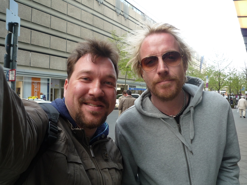 Rhys Ifans Photo with RACC Autograph Collector RB-Autogramme Berlin Rhys Ifans Photo with RACC Autograph Collector RB-Autogramme Berlin