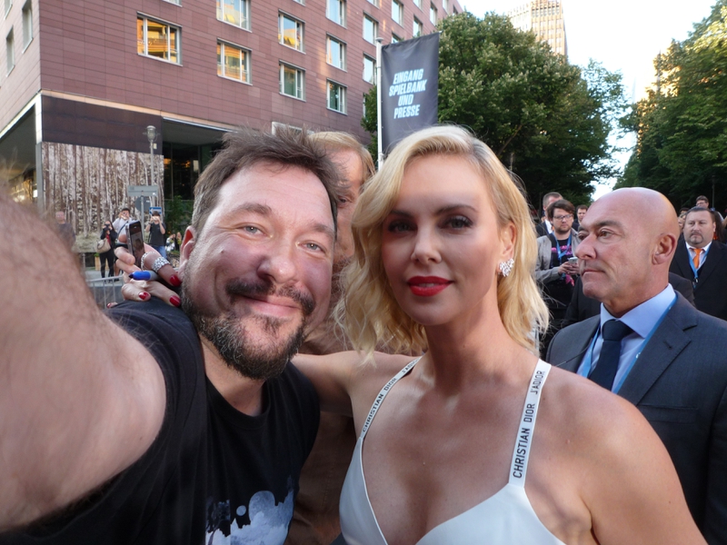 Charlize Theron Photo with RACC Autograph Collector RB-Autogramme Berlin