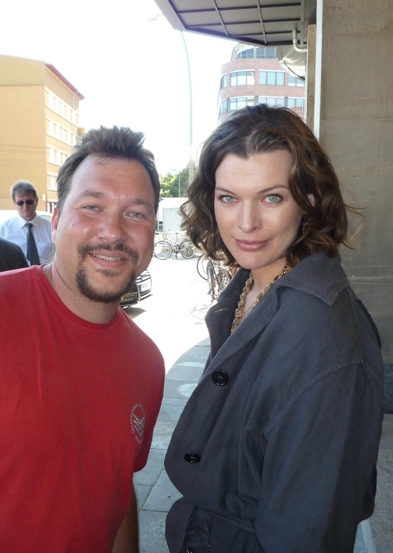 Milla Jovovich Photo with RACC Autograph Collector RB-Autogramme Berlin Milla Jovovich Photo with RACC Autograph Collector RB-Autogramme Berlin