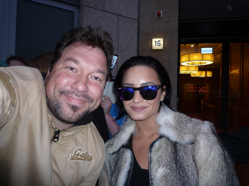 Demi Lovato Photo with RACC Autograph Collector RB-Autogramme Berlin