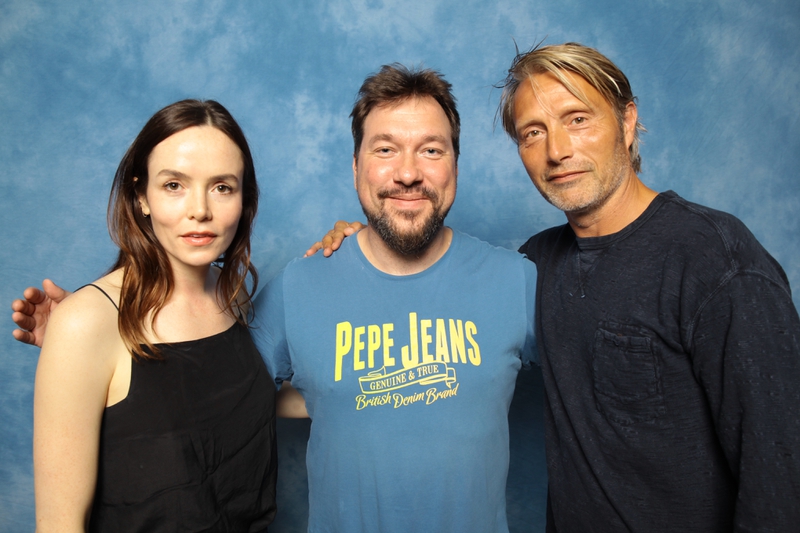 Mads Mikkelsen Valene Kane Photo with RACC Autograph Collector RB-Autogramme Berlin Mads Mikkelsen Valene Kane Photo with RACC Autograph Collector RB-Autogramme Berlin