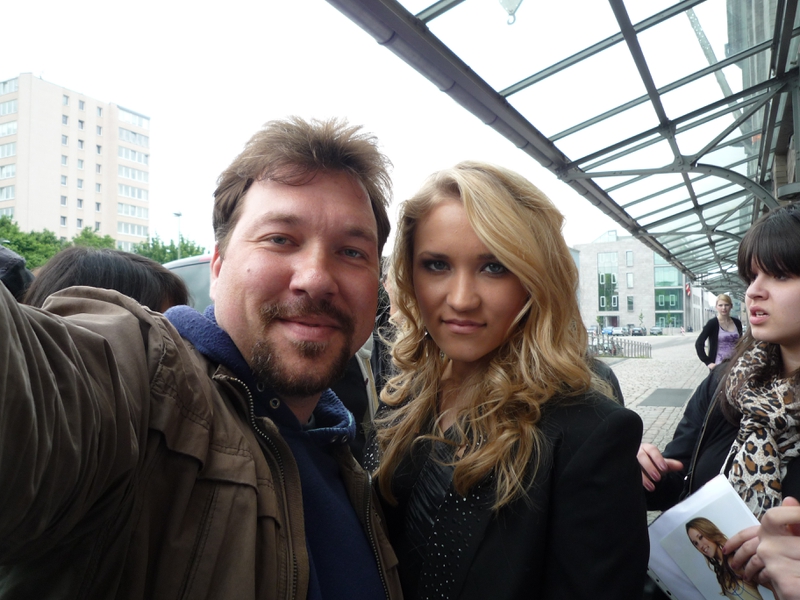 Emily Osment Photo with RACC Autograph Collector RB-Autogramme Berlin Emily Osment Photo with RACC Autograph Collector RB-Autogramme Berlin