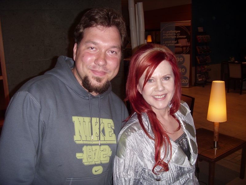 Kate Pierson Photo with RACC Autograph Collector RB-Autogramme Berlin Kate Pierson Photo with RACC Autograph Collector RB-Autogramme Berlin