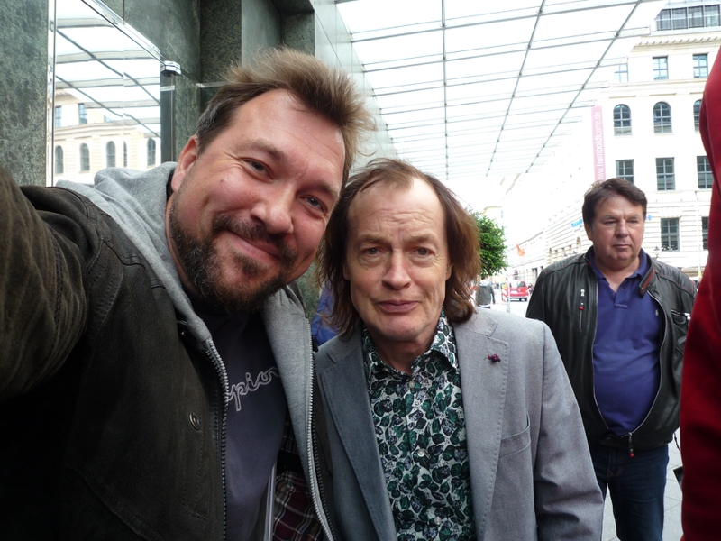 Angus Young Photo with RACC Autograph Collector RB-Autogramme Berlin Angus Young Photo with RACC Autograph Collector RB-Autogramme Berlin