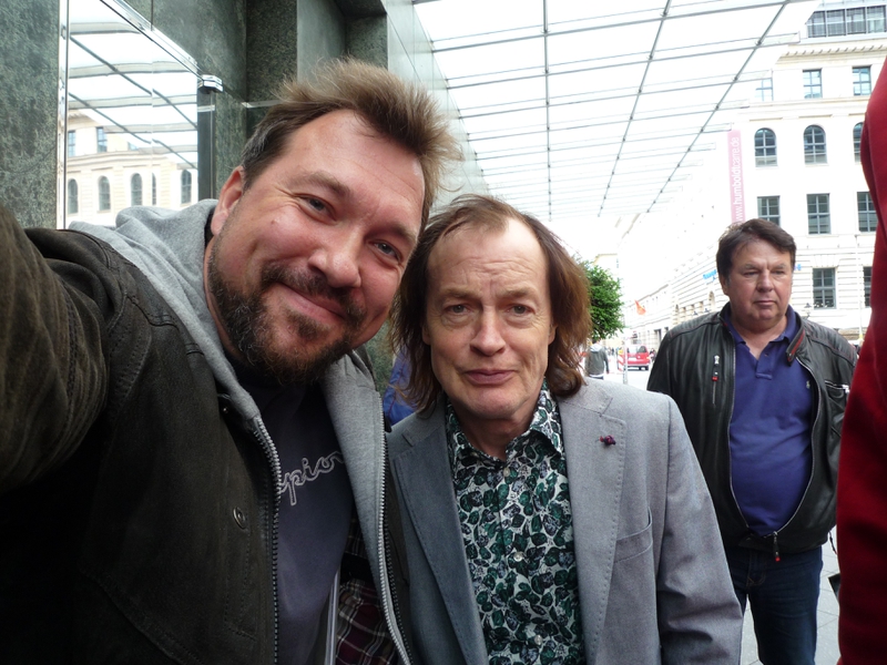 Angus Young Photo with RACC Autograph Collector RB-Autogramme Berlin