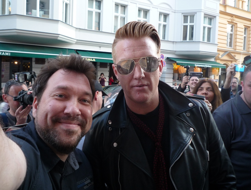 Josh Homme Photo with RACC Autograph Collector RB-Autogramme Berlin Josh Homme Photo with RACC Autograph Collector RB-Autogramme Berlin