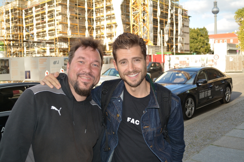 Julian Morris Photo with RACC Autograph Collector RB-Autogramme Berlin Julian Morris Photo with RACC Autograph Collector RB-Autogramme Berlin
