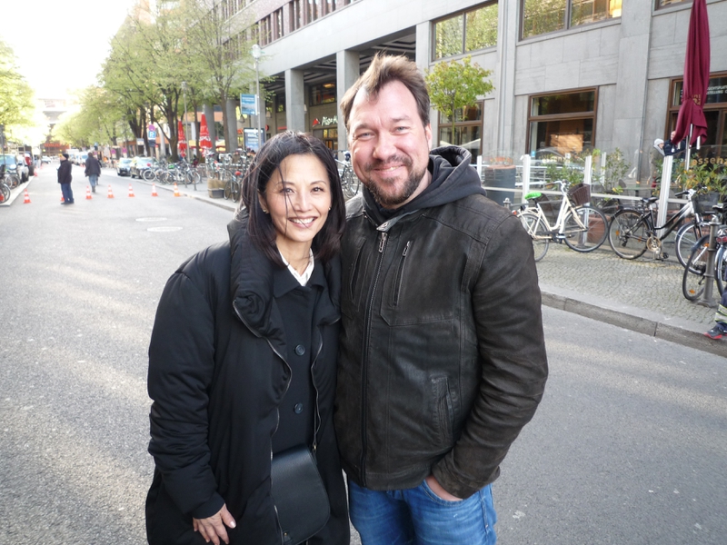 Tamlyn Tomita Photo with RACC Autograph Collector RB-Autogramme Berlin