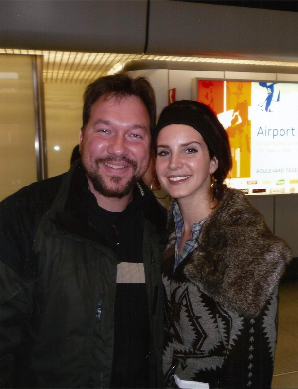 Lana Del Rey Photo with RACC Autograph Collector RB-Autogramme Berlin Lana Del Rey Photo with RACC Autograph Collector RB-Autogramme Berlin