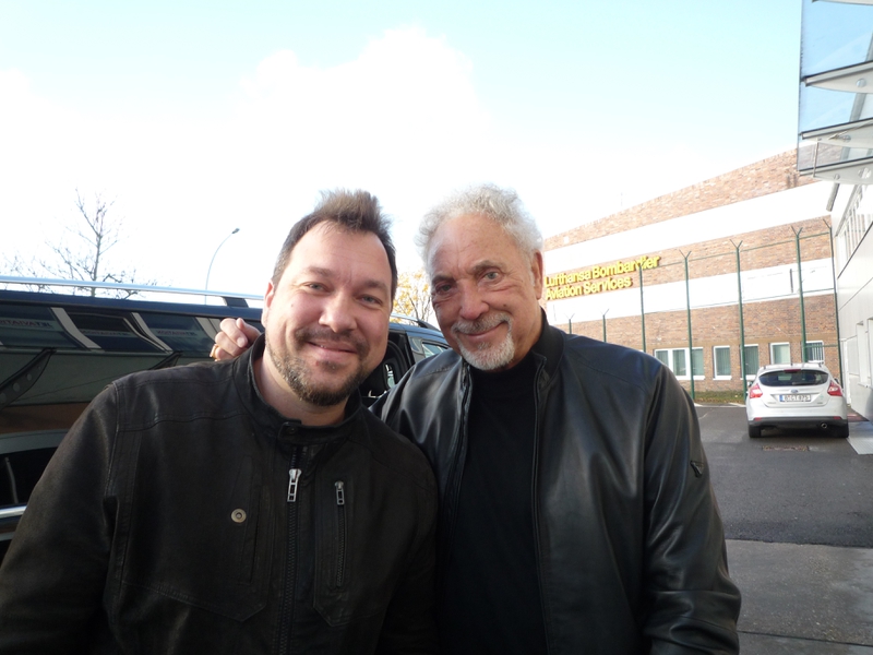 Tom Jones Photo with RACC Autograph Collector RB-Autogramme Berlin Tom Jones Photo with RACC Autograph Collector RB-Autogramme Berlin