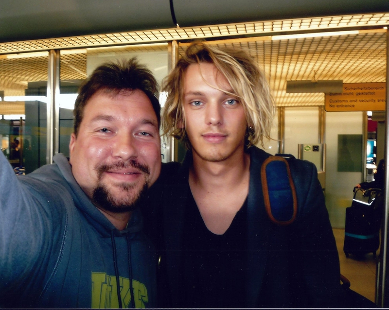 Jamie Campbell Bower Photo with RACC Autograph Collector RB-Autogramme Berlin