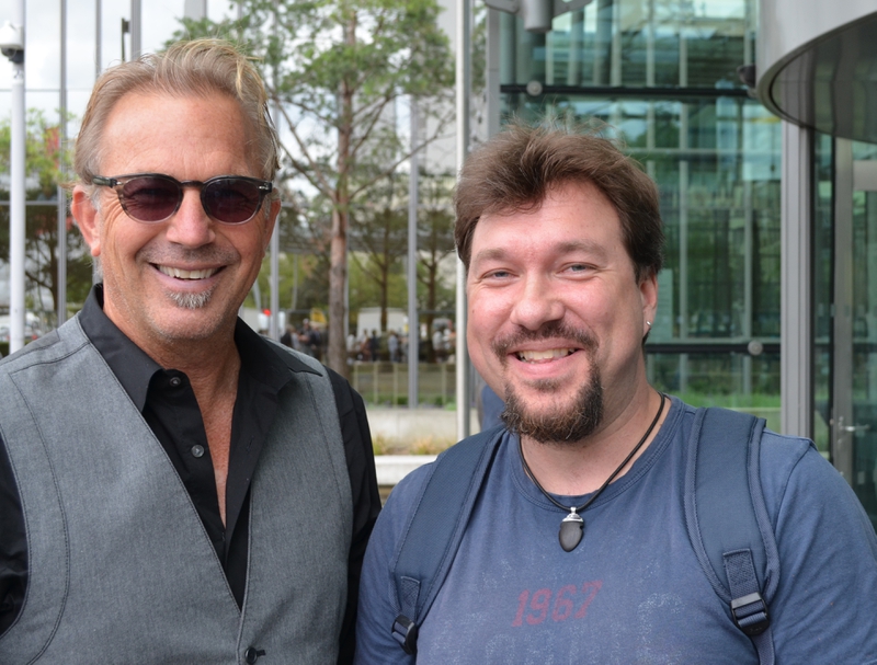 Kevin Costner Photo with RACC Autograph Collector RB-Autogramme Berlin Kevin Costner Photo with RACC Autograph Collector RB-Autogramme Berlin