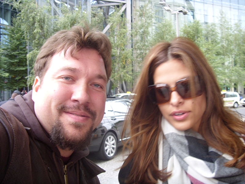 Eva Mendes Photo with RACC Autograph Collector RB-Autogramme Berlin Eva Mendes Photo with RACC Autograph Collector RB-Autogramme Berlin
