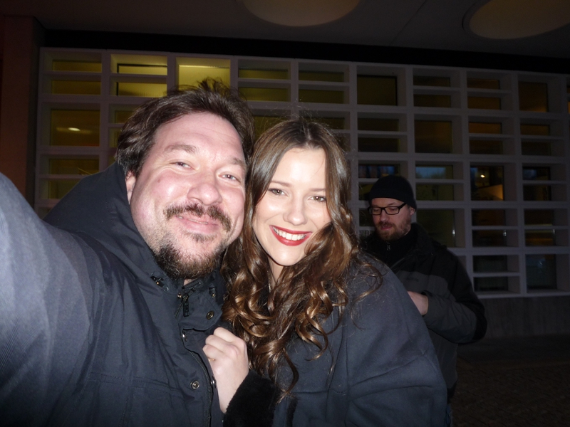 Lily Sullivan Photo with RACC Autograph Collector RB-Autogramme Berlin Lily Sullivan Photo with RACC Autograph Collector RB-Autogramme Berlin