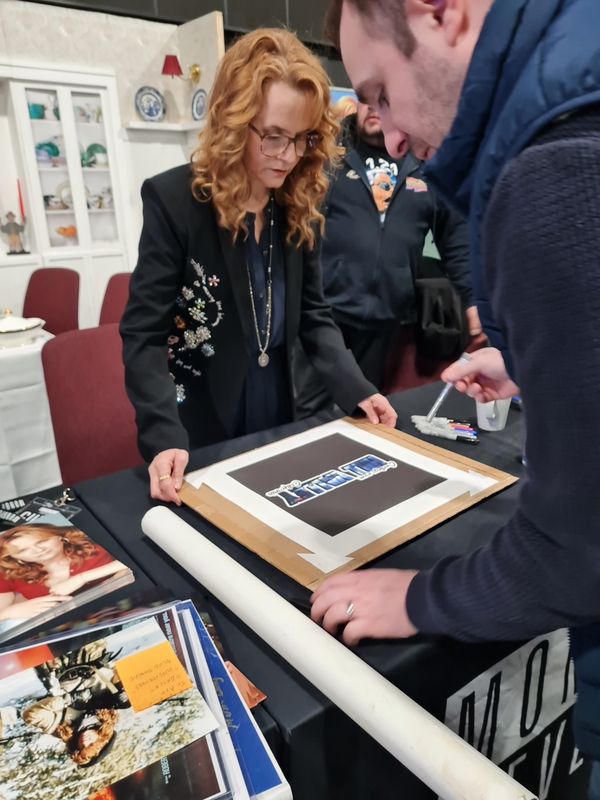 Lea Thompson Signing Autograph for RACC Autograph Collector Abz Autographs