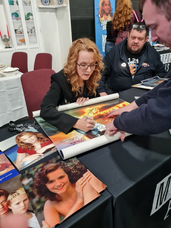 Lea Thompson Signing Autograph for RACC Autograph Collector Abz Autographs