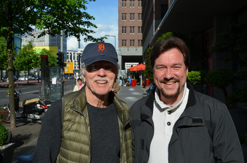 Tom Skerritt Photo with RACC Autograph Collector RB-Autogramme Berlin Tom Skerritt Photo with RACC Autograph Collector RB-Autogramme Berlin