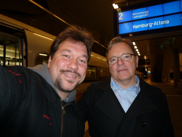 Bernard Sumner Photo with RACC Autograph Collector RB-Autogramme Berlin Bernard Sumner Photo with RACC Autograph Collector RB-Autogramme Berlin
