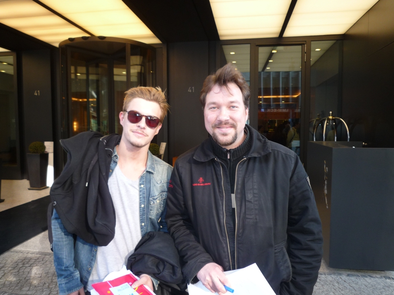 Xavier Samuel Photo with RACC Autograph Collector RB-Autogramme Berlin