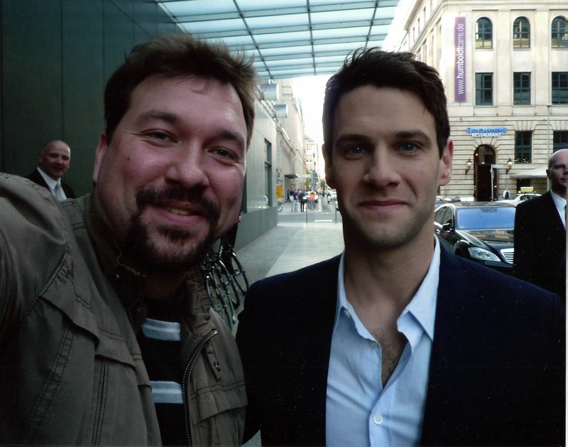 Justin Bartha Photo with RACC Autograph Collector RB-Autogramme Berlin Justin Bartha Photo with RACC Autograph Collector RB-Autogramme Berlin