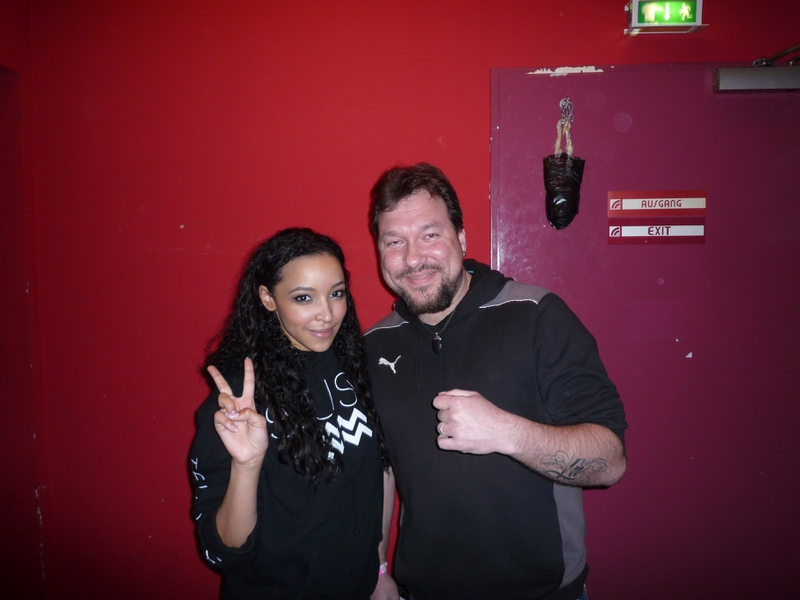 Tinashe Photo with RACC Autograph Collector RB-Autogramme Berlin Tinashe Photo with RACC Autograph Collector RB-Autogramme Berlin
