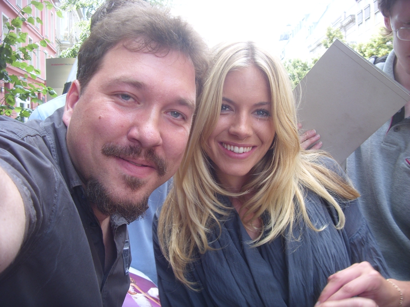 Sienna Miller Photo with RACC Autograph Collector RB-Autogramme Berlin