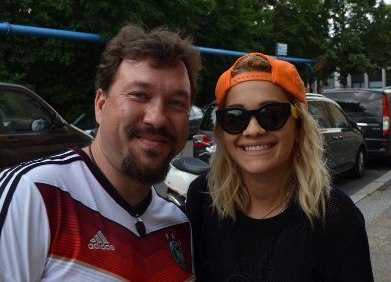 Rita Ora Photo with RACC Autograph Collector RB-Autogramme Berlin Rita Ora Photo with RACC Autograph Collector RB-Autogramme Berlin