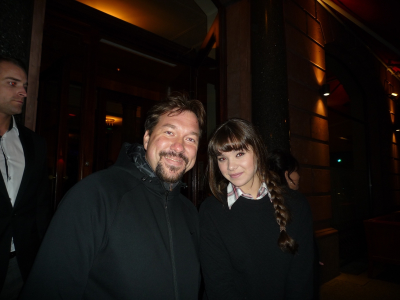 Hailee Steinfeld Photo with RACC Autograph Collector RB-Autogramme Berlin