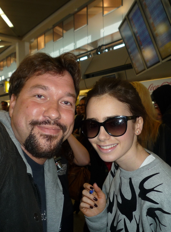 Lily Collins Photo with RACC Autograph Collector RB-Autogramme Berlin