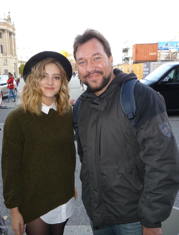 Willow Shields Photo with RACC Autograph Collector RB-Autogramme Berlin