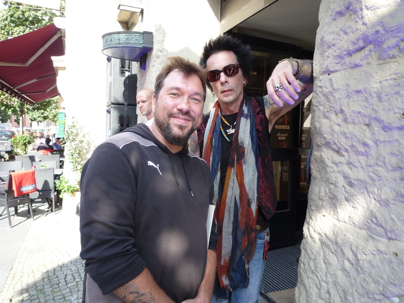 Earl Slick Photo with RACC Autograph Collector RB-Autogramme Berlin Earl Slick Photo with RACC Autograph Collector RB-Autogramme Berlin